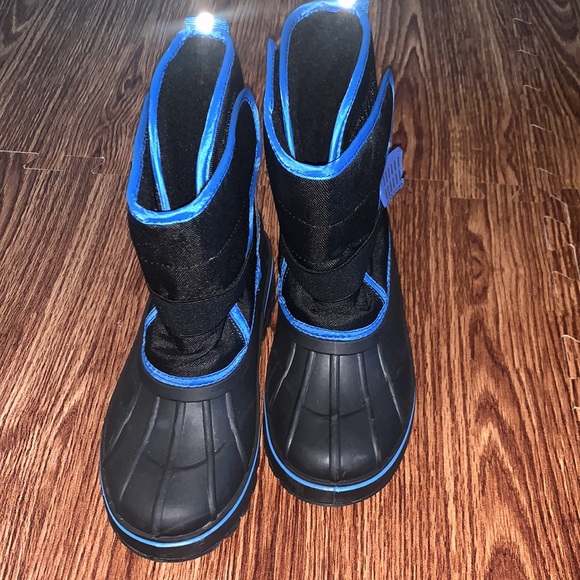 Boys winter snow boots 2/3 - Picture 2 of 9
